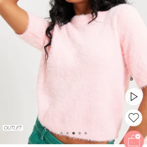 Toppar  - Säljer dessa två toppar, då de inte kommer till användning. De ser ut som nya, och endast använts fåtal gånger. Nypris 299kr/st. Säljer båda för 250kr eller 125kr/st. Frakt tillkommer💗🤍