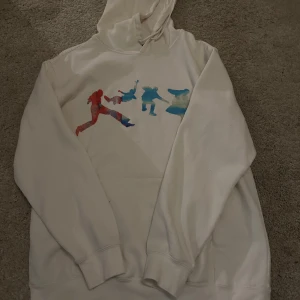 5 seconds of summer hoodie - Köpt på deras hemsida! använd max 2 gånger så är i helt perfekt skick, väldigt mjuk!! 400 + frakt!