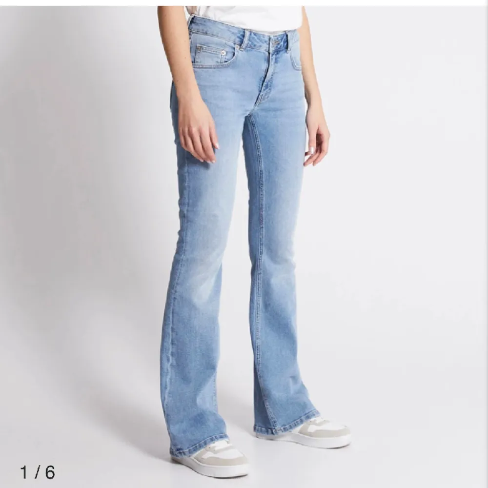 Snygga jeans. Använda max 3 gånger då dom är för stpr på mig i midjan, så nyskick💪❤️. Jeans & Byxor.