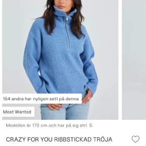 Säljer denna blå slutsålda stickade tröja från bikbok!💖💖Fick skick nypris 499