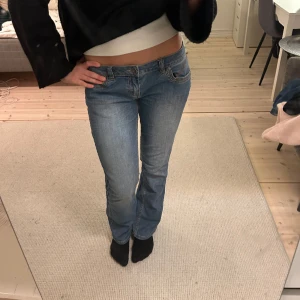 Lågmidjade bootcut jeans - Midjemått: 80 Innerbenslängd: 82cm
