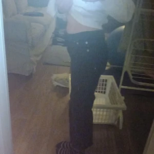 Ett par svarta lager157 jens nästan low jens men inte riktigt storlek:150.Perfeckt till sommaren för dom är lite kortare längst ner👌🏼 hoppas ni vill köpa🫶🏻 - Super fina jens kanske inte så bra på vinter men på sommaren är dom perfeckta hoppas ni vill köpa😃😃