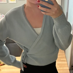 Kofta  - Söt kofta från & other stories med knytning i sidan.