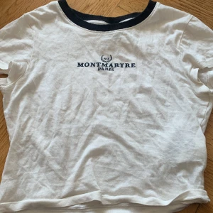 Graphic crop top  - En graphic crop top med beige och svart färg, super gullig. 