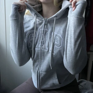 Grå ziphoodie - Nu säljer jag denna sjukt fina Gaphoodien som jag haft väldigt länge. Inte jätteanvänd så forfarande i bra skick. Lite omodern kanske men väldigt fin!🤍