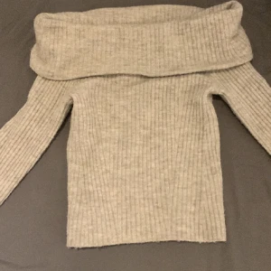 Offshoulder stickad tröja  - Jätte fin offshoulder stickad tröja från HM, nästan aldrig använd 💕lånade bilder