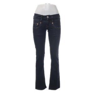 Lågmidjade jeans - Säljer dessa lågmidjade jeans från sellpy då de är för små på mig!  Märket är Herrlicher och jag inte använt de något alls sen jag fick hem de! 💕 De är i storlek 27 i midjan och tror 32 i längd! 
