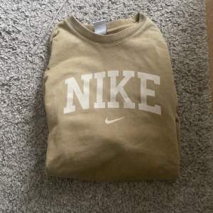 Snygg Nike sweatshirt, säljer för att den inte passar min stil längre och därför inte använd så mycket. Skick 9/10, passar lite oversized på mig som är 180 så funkar nog upp till 190. Nypris ca 800. Lägg gärna prisförslag eller dm för mer frågor 😁😇