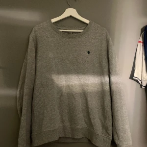 Morris Sweatshirt - Morris sweatshirt i bra skick. Storlek L men sitter mer som en M. Köparen står för frakten