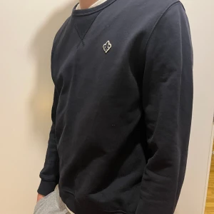 Morris sweatshirt - Marinblå tröja som knappt är använd. Personen på bilden är 180.