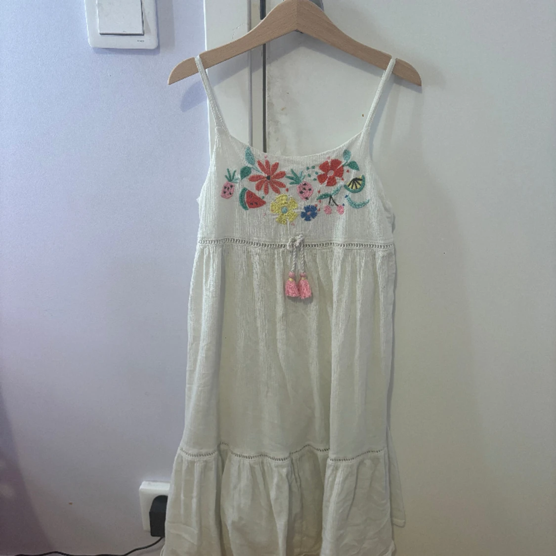 Vit blommig klänning