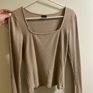 Tröja Gina Tricot M - Beige mysig ribbad tröja från Gina tricot.