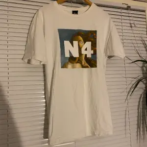 Stussy N4 T-shirt. Sjukt bra skick, använd fåtal gånger. Ganska ovanlig! Äkta. DM vid frågor eller fler bilder!