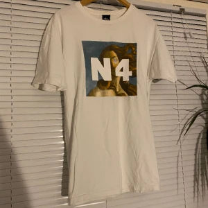 Stussy T-shirt - Stussy N4 T-shirt. Sjukt bra skick, använd fåtal gånger. Ganska ovanlig! Äkta. DM vid frågor eller fler bilder!
