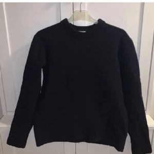 Stickad tröja  - Storlek S vilket är lite litet för mig, därav bra skick. 