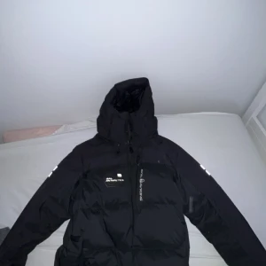 Sail racing jacka  - Säljer nu min sail racing för har bytt stil. Skick på den är 10/10 använt i bra skick ny pris 3600 mitt pris 2000kr