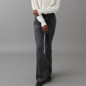 Gina tricot bootcut jeans  - Säljer mina bootcut jeans från gina tricot eftersom de inte kommer till användning längre💞 köpt för 500kr💞💞