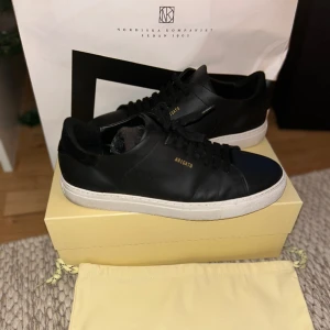 Axel Arigato skor  - Säljer nu mina clean Arigato skor i storlek 43! Skorna är i väldigt bra skick och är endast använda 3 gånger! Köpta på NK i Stockholm; påsar & box medkommer! 