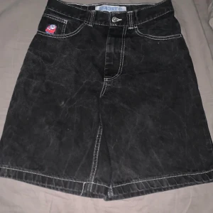 Bigboy Jorts/Shorts - Väldigt fräscha Jorts från Polar skate co i en svart färg väldigt enkelt att matcha säljer för dem inte passar på mig längre. det är bara att skriva om ni vill ha fler bilder