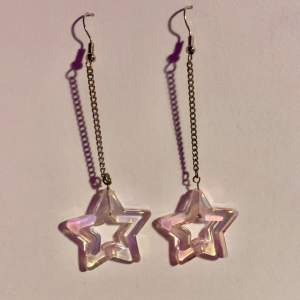 Handgjorda hängande örhängen med stjärnor, ca 6cm långa💕