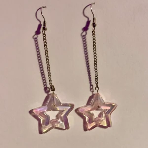 Örhängen stjärnor 🌟 - Handgjorda hängande örhängen med stjärnor, ca 6cm långa💕