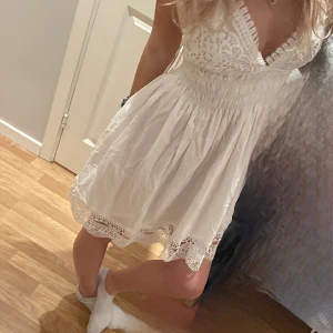 Fin sommarklänning  - Söt sommarklänning från Zara med detaljer💗Säljer för att tjäna pengar. Den är knappt använd och det finns inga defekter. Den är ganska stor runt bysten vilket är bra att veta. Köparen betalar för frakten💗💗