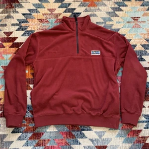 Junkyard fleece  - Vin röd Urban tears fleece från junkyard. Jättebra skick och mjukt material.