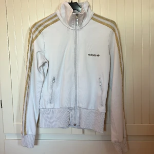 Adidas kofta - Adidas Kofta i st 38 men är som en Xs/S
