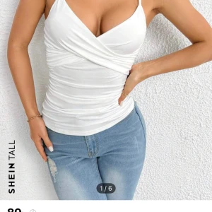 Ett vitt Criss kros linne - Längd:54cm byst:76cm,midjestorlek:62. Orginal pris 89kr får för 60kr!!!✨