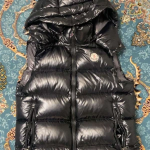 Moncler väst - Vill sälja min moncler väst för den är liten för mig. Använd väldigt litet så den är i väldigt bra skick 9/10. Storlek 1 motsvarar S. Skriv vid intresse. Priset går och diskutera om man verkligen vill köpa.