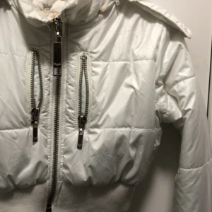 Crop too jacka - Vit crop top jacka 🤍 den är jätte fin passar till höst