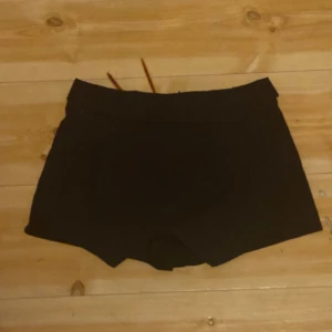 Skort -  Kjol med shorts under, väldigt mörk blå 