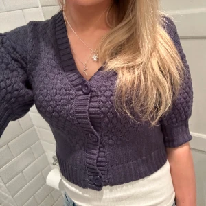 Kortärmad kofta  - Kortärmad stickad kofta från Na-kd ❤️