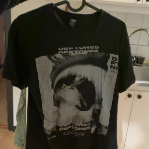Deftones merch i nyskick - Deftones t-shirt, storlek S. Nyskick💕