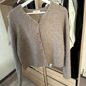 Beige stickad kofta från Gina Tricot  - Beige stickad kofta från Gina tricot🤍Använd få gånger💕