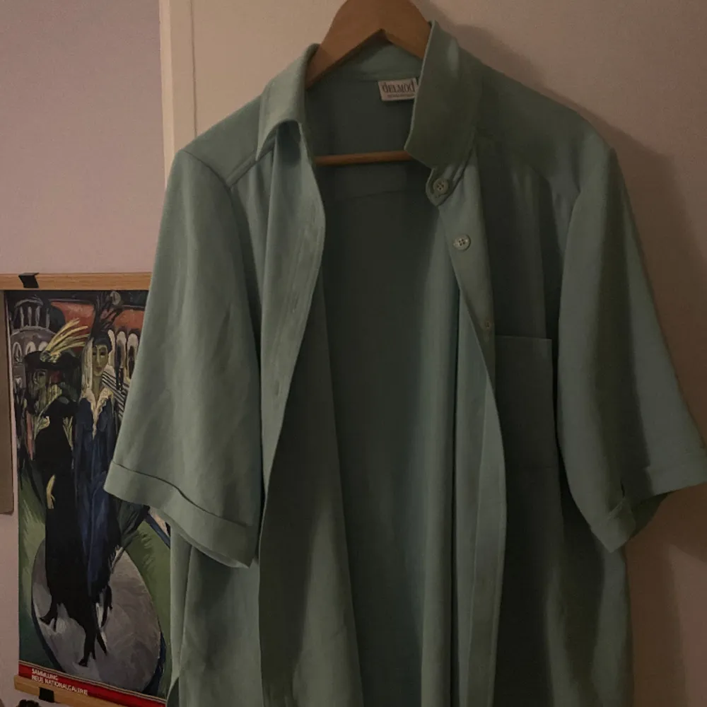 En väldigt fin skjorta i en fin grön färg i hög kvalité!🤍 säljer pga brist på anvädning - den är stor och lång i storleken men e väldigt snygg oversize🤍. Skjortor.