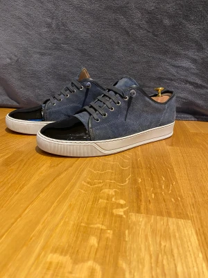 Lanvin skor - Tja säljer dessa tvärfeta lanvin skorna i en assschyst colorway endast skorna vid köp bra skick inga skador på dom kan mötas upp vid köp! Mvh William 