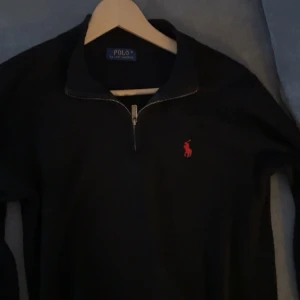 Ralph lauren zip - Sparsamt använd polo tröja, inget nopper osv. Storlek M (slimfit) men passar även storlek s.