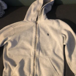 Polo zip - Jag säljer denna gråa polo Ralph lauren zip för 500kr, nypris ligger runt 1800, har inga defekter alls