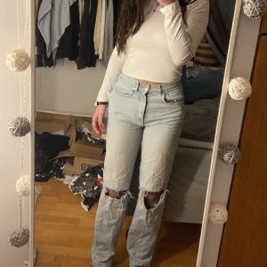 Högmidjade jeans ifrån Gina Tricot - Säljer dessa jeans ifrån Gina Tricot de är i jätte fint skick 