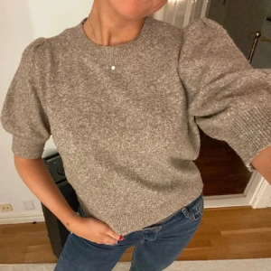 Stickad tshirt  - Stickad tshirt storlek xs. Frakt tillkommer<33