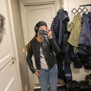 Skinnjacka ifrån Mango - En fin skinnjacka ifrån Mango i storlek S.😍 I bra skick, kommer inte till användning.✨🫶 Kolla gärna mina andra annonser :)