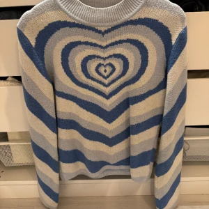 Stickad tröja blå med hjärtan  - As cool stickad tröja som inte längre säljs. Lite nopprig på vissa ställen. 