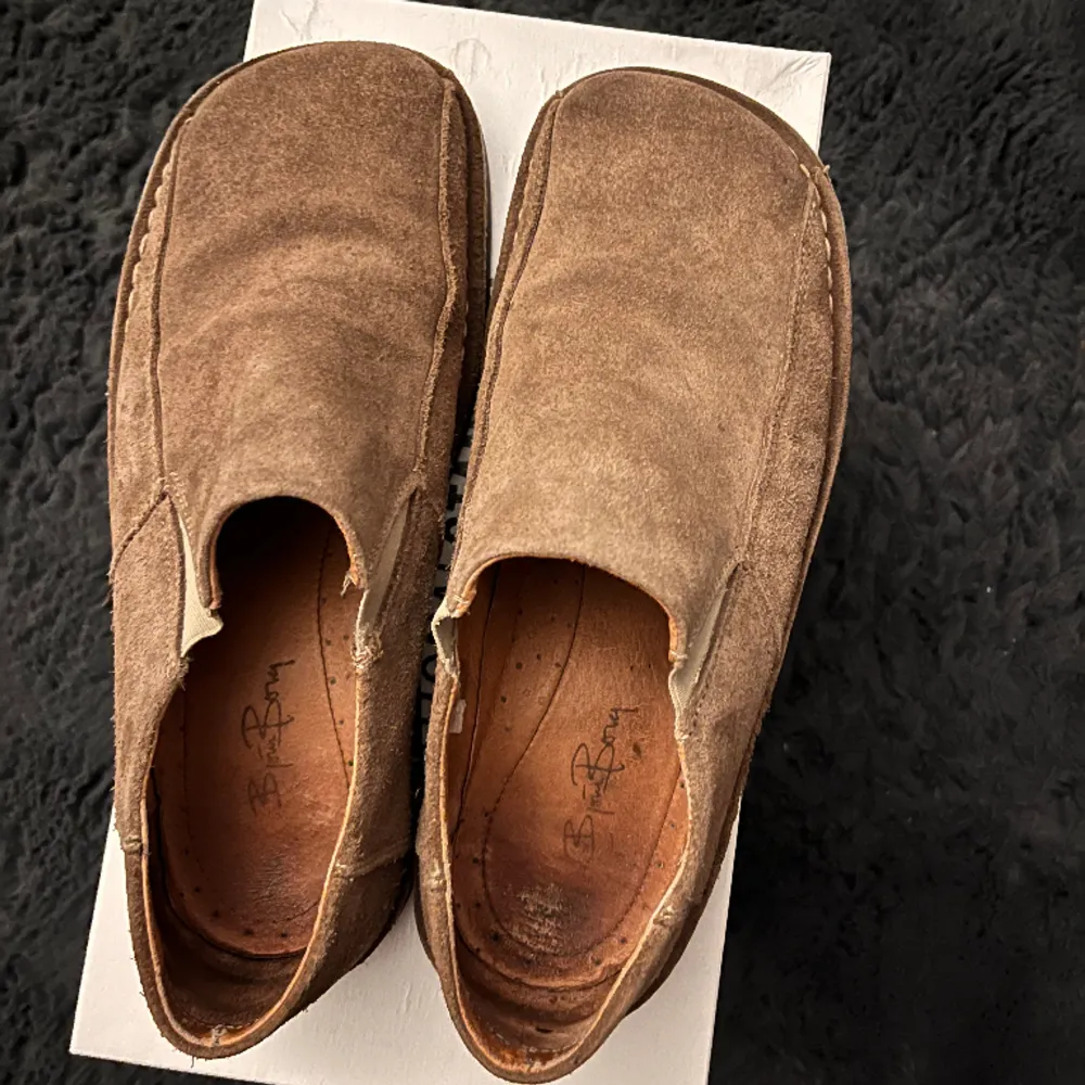 Ett par gamla men sköna skor från Björn Borg. Snygg brun färg i mocka material.. Skor.