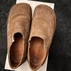 Ett par gamla men sköna skor från Björn Borg. Snygg brun färg i mocka material.