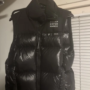 Peak performance väst - Säljer min peak performance väst den är använd fåtal gånger och är i nyskick. Pris kan gärna diskuteras, köptes för 2200kr men jag säljer den för 900kr.