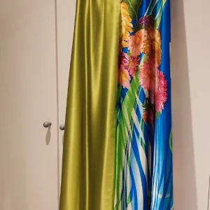 Festklänning  - Worn only once at a wedding. Luxurius dress size s, bought 10 years ago. Bought 2000 krowns