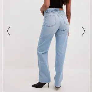 Säljer ett par oanvända jeans från NAKD i modellen straight
