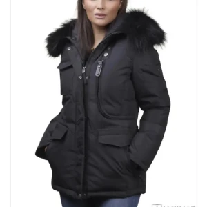 Hollies jacka - Säljer denna fina jacka från märket Hollies, den är i nyskick och nästan helt oanvänd. Det är äkta päls på luvan och pälsen är väldigt stor och fluffig. Jackan är i storlek small, köpt för ca 4000kr. Köparen står för frakten