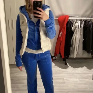 Juicy couture - Säljer mitt jättefina juicy set då det mest bara har legat i garderoben sen jag köpte det. Använt typ 5 gånger. Byxorna i S och kofta i xs